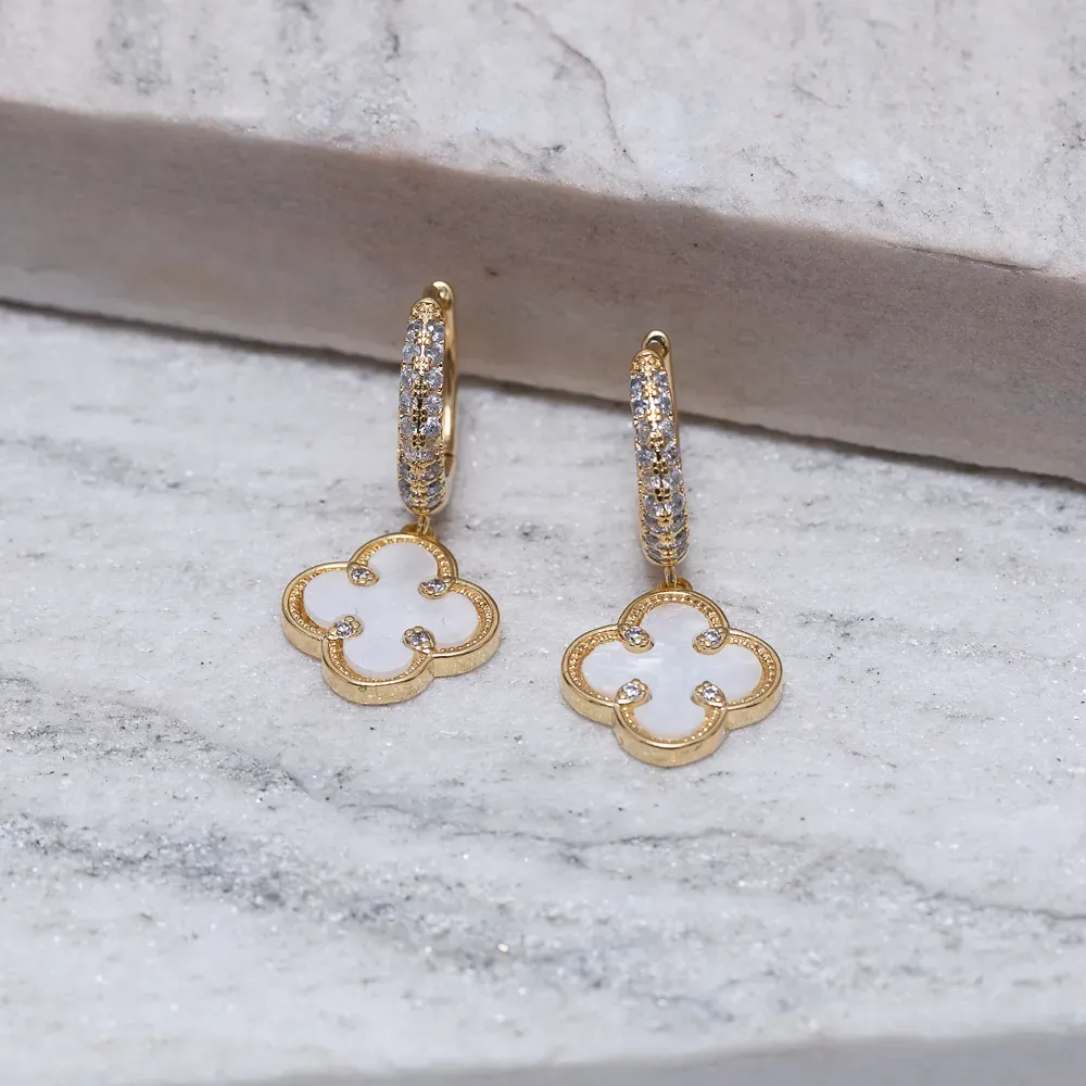 BRINCO ARGOLA CRAVEJADA COM VIRGINIA BRANCO PEROLIZADO BANHO OURO 18K