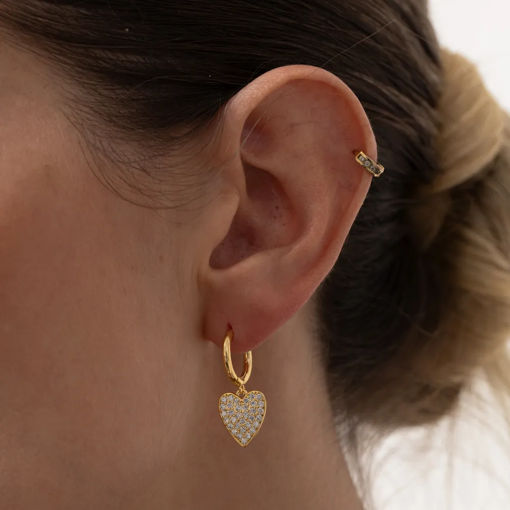 BRINCO ARGOLA COM CORAÇÃO CRAVEJADO BANHO OURO 18K