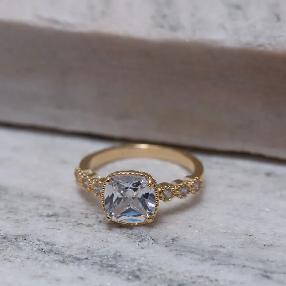 ANEL SOLITÁRIO COM PEDRA CRISTAL E CRAVEJADO BANHO OURO 18K