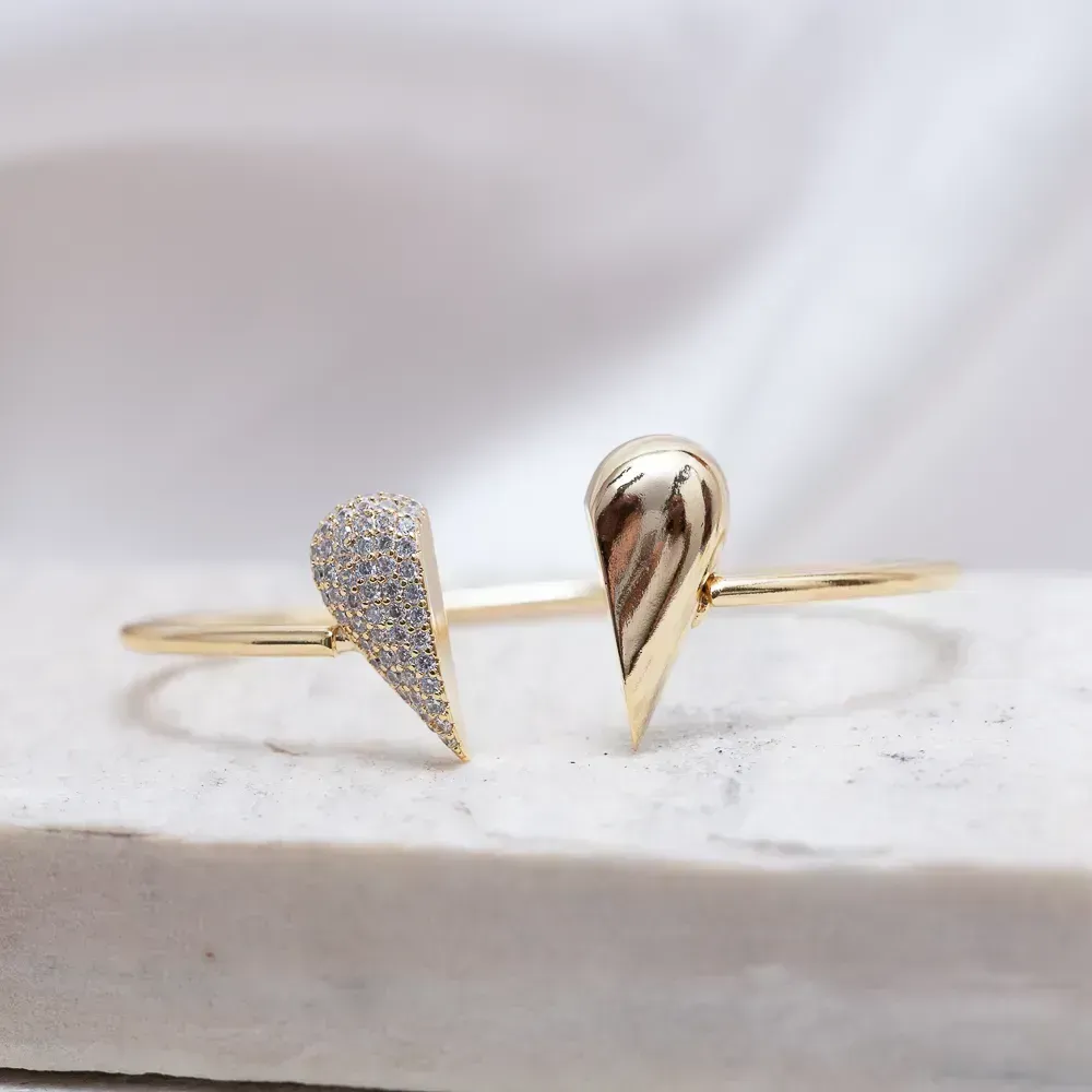 BRACELETE CORAÇÃO METADE LISO METADE COM CRAVEJADO BANHO OURO 18K