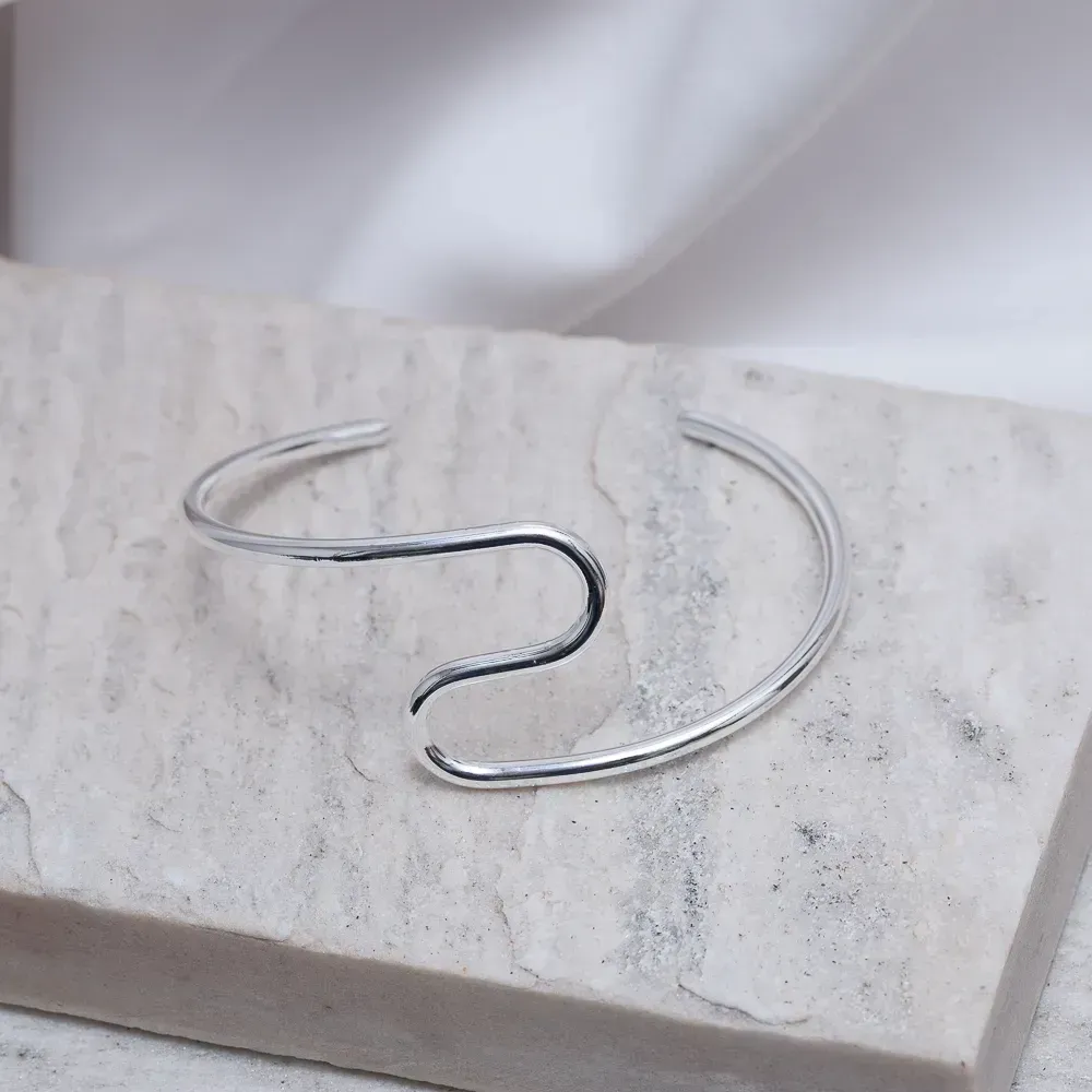 BRACELETE ORGÂNICO TORCIDO BANHO PRATA