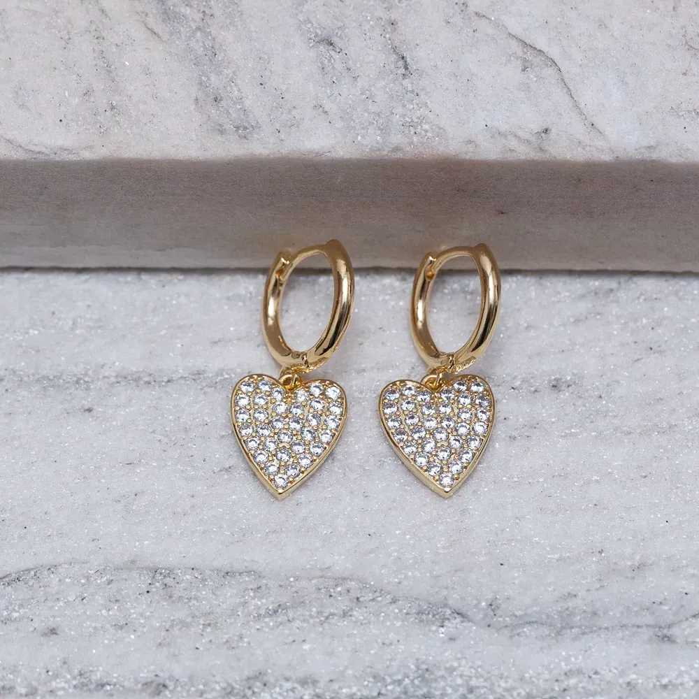 BRINCO ARGOLA COM CORAÇÃO CRAVEJADO BANHO OURO 18K