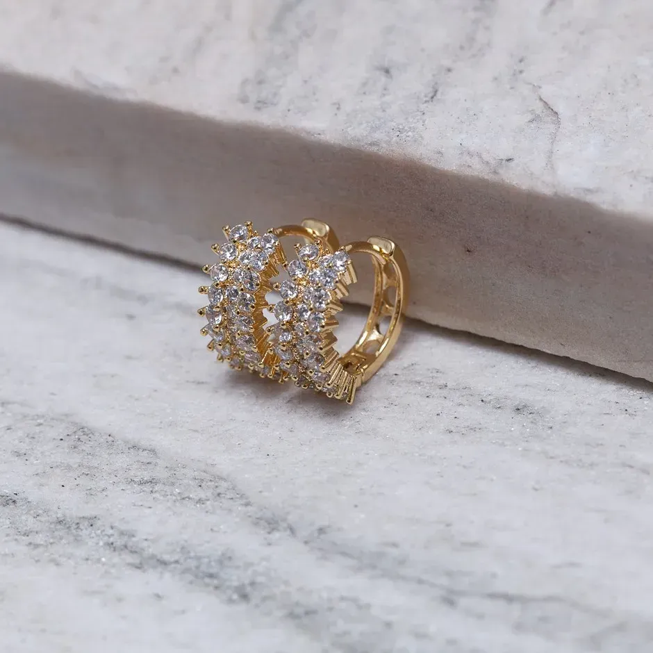 BRINCO ARGOLA COM ZIRCÔNIAS CRISTAIS BANHO OURO 18K