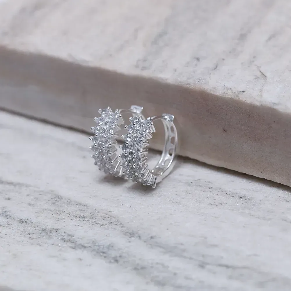 BRINCO ARGOLA COM ZIRCÔNIAS CRISTAIS BANHO PRATA