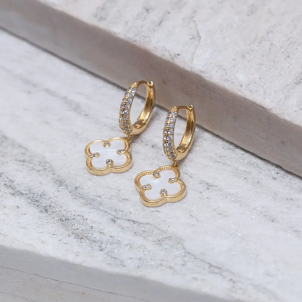 BRINCO ARGOLA CRAVEJADA COM VIRGINIA BRANCO PEROLIZADO BANHO OURO 18K