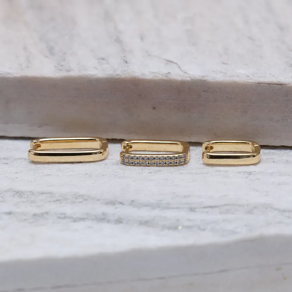 BRINCO ARGOLA P RETANGULAR FINA BANHO OURO 18K