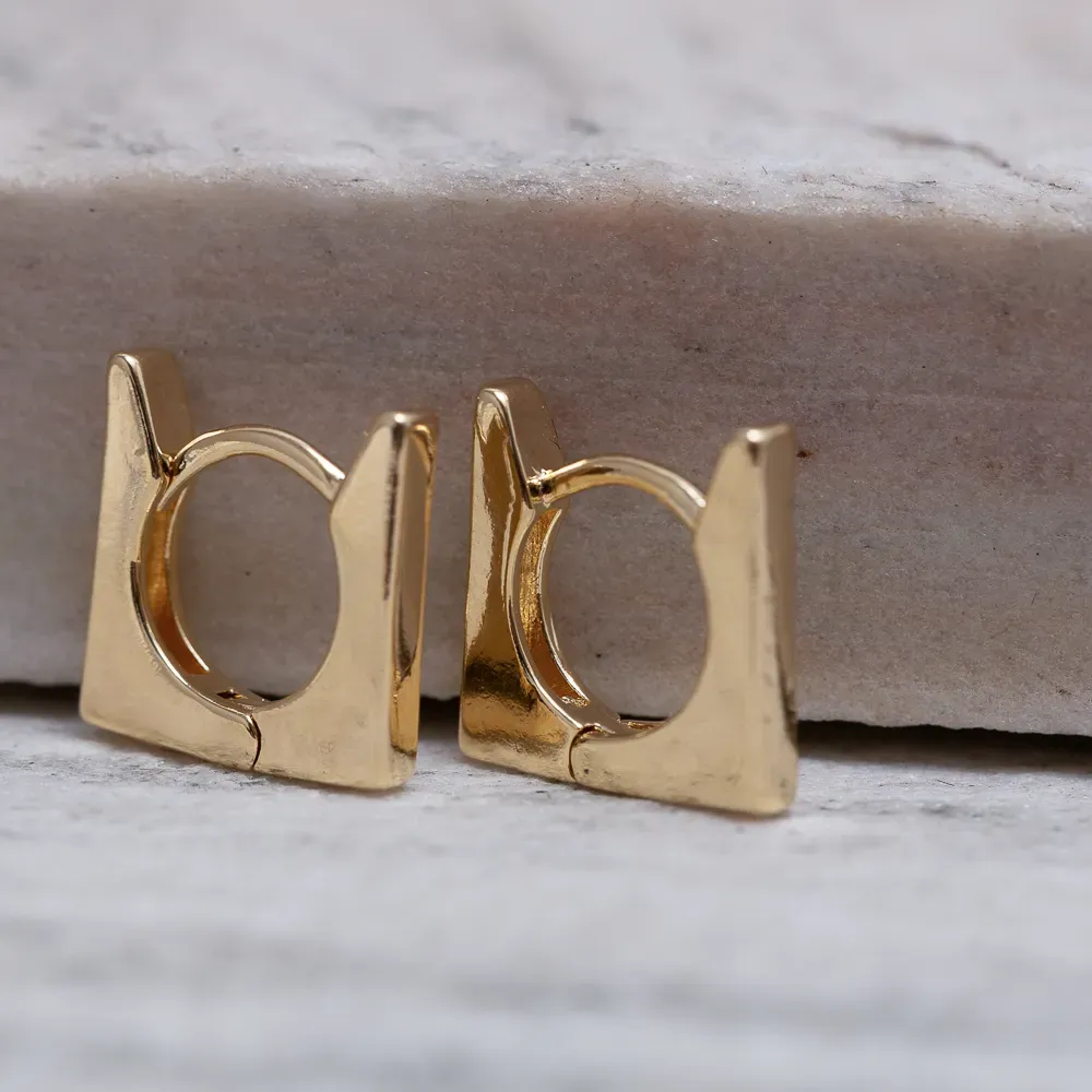 BRINCO ARGOLA QUADRADA LISA BANHO OURO 18K