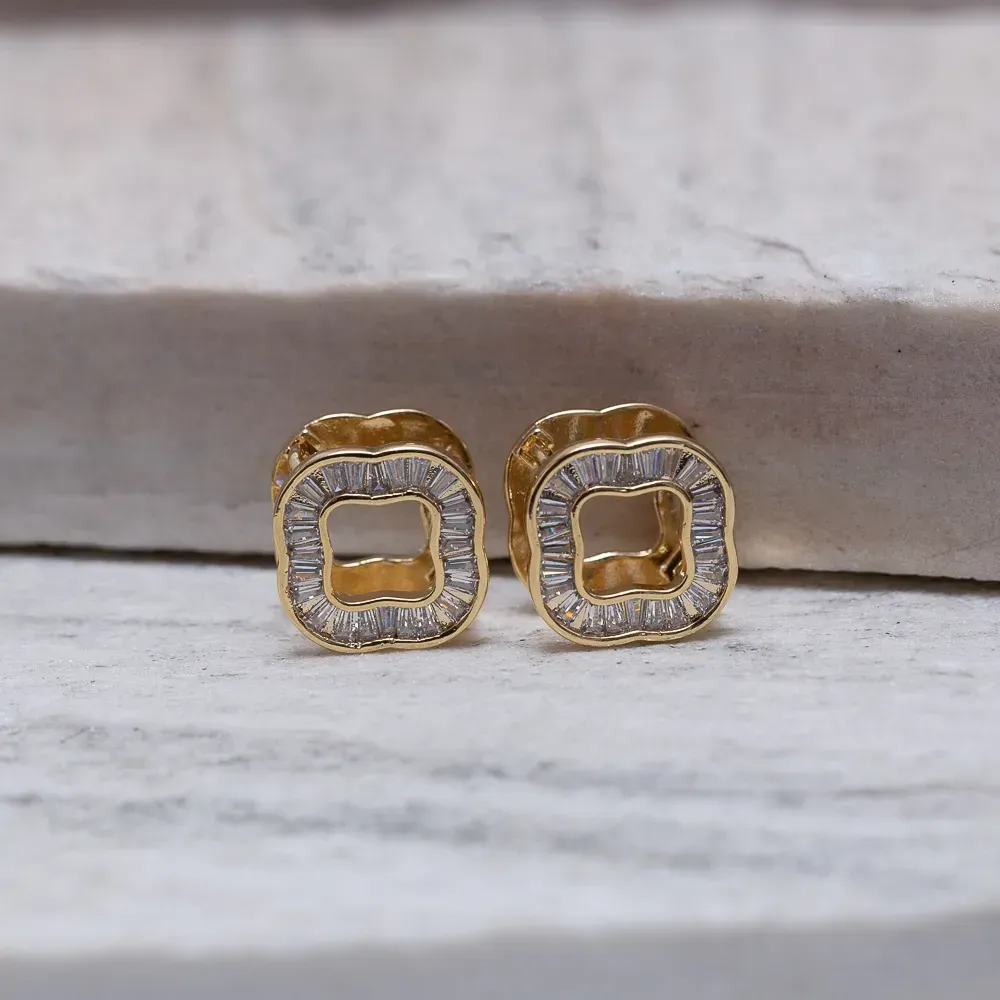 BRINCO ARGOLA VIRGINIA COM ZIRCÔNIAS NAVETE BANHO OURO 18K