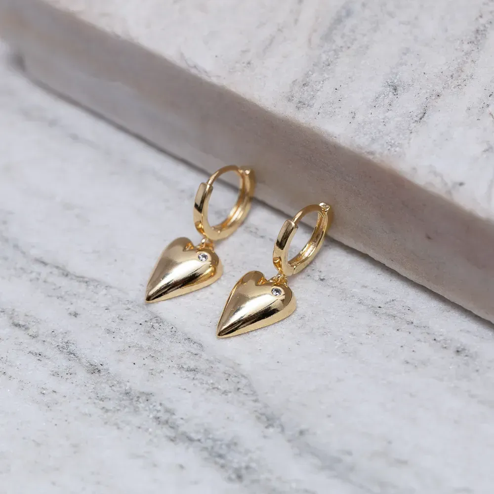 BRINCO ARGOLINHA COM CORAÇÃO LISO BANHO OURO 18K