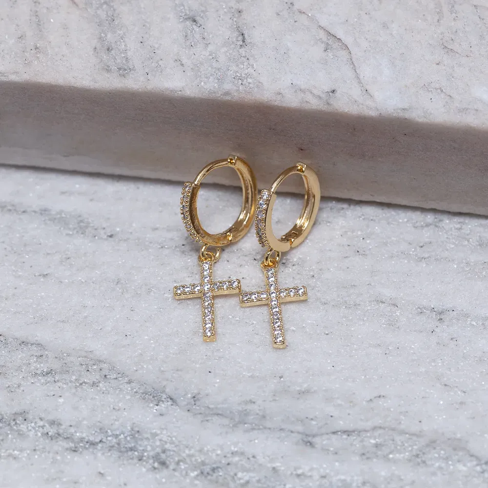 BRINCO ARGOLINHA COM CRUZ CRAVEJADA BANHO OURO 18K