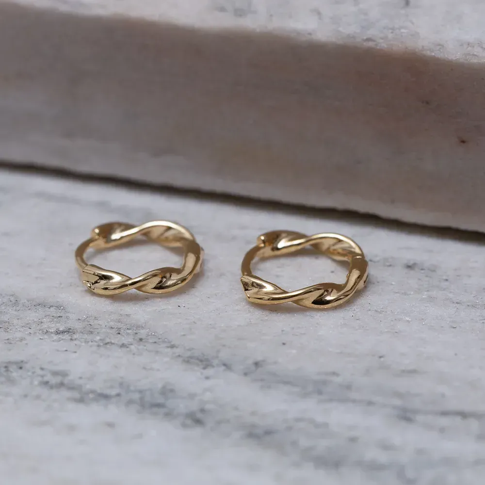 BRINCO ARGOLINHA TORCIDA BANHO OURO 18K