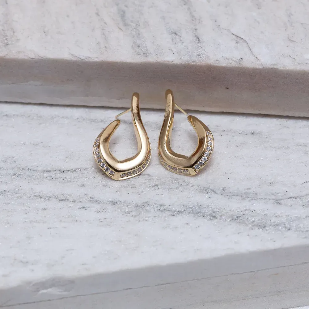 BRINCO CLÁSSICO CRAVEJADO BANHO OURO 18K