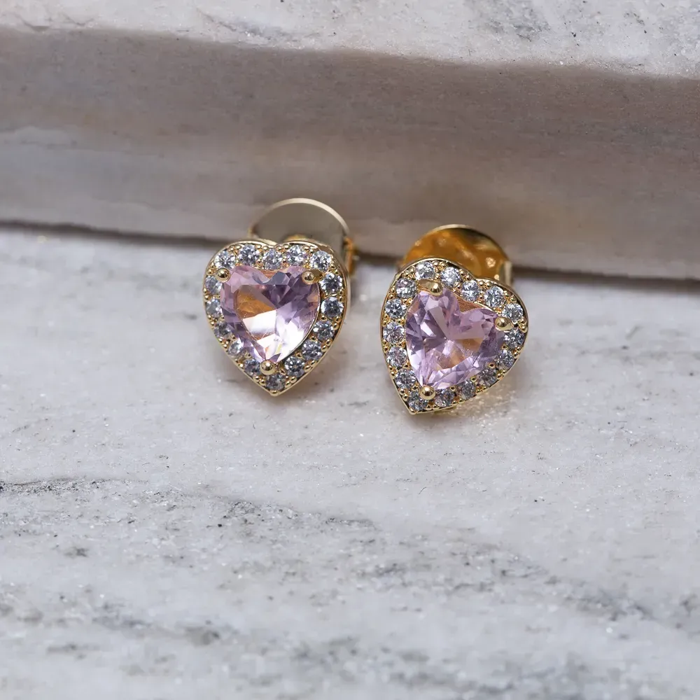 BRINCO CORAÇÃO M COM PEDRA ROSA CLARO BANHO OURO 18K