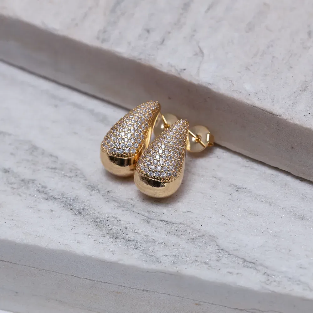 BRINCO GOTA ABAULADA CRAVEJADA BANHO OURO 18K