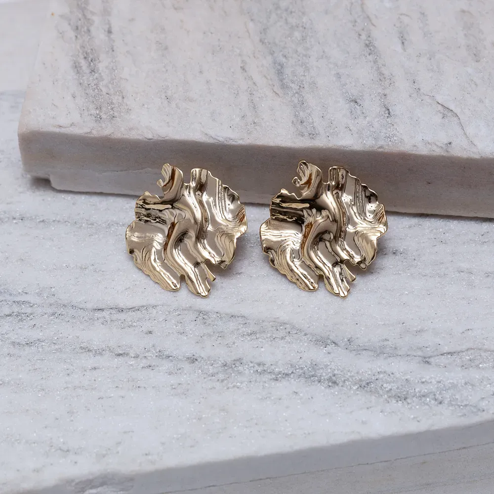 BRINCO ORGÂNICO REDONDO AMASSADO BANHO OURO 18K