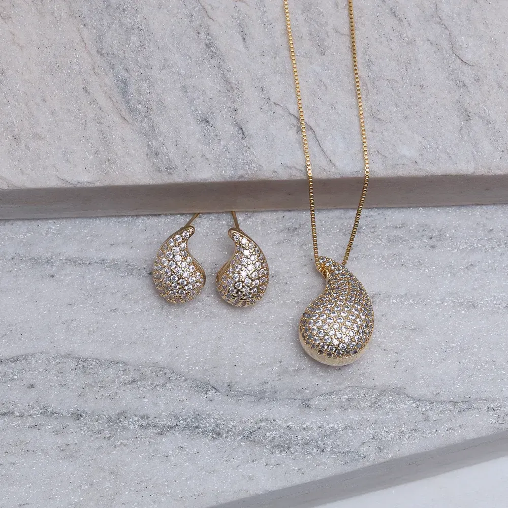 CONJUNTO GOTA ABAULADA CRAVEJADA BANHO OURO 18K