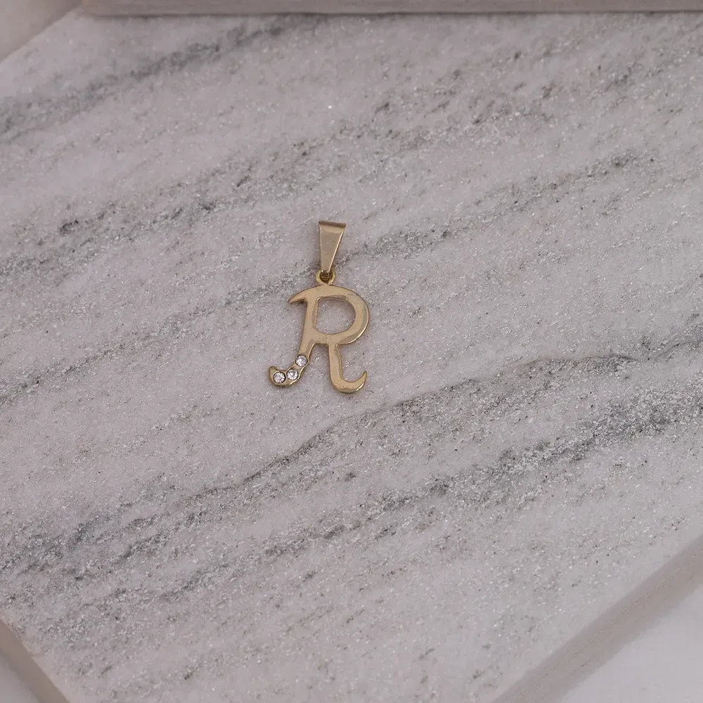 PINGENTE LETRA R COM ZIRCÔNIAS CRISTAIS BANHO OURO 18K