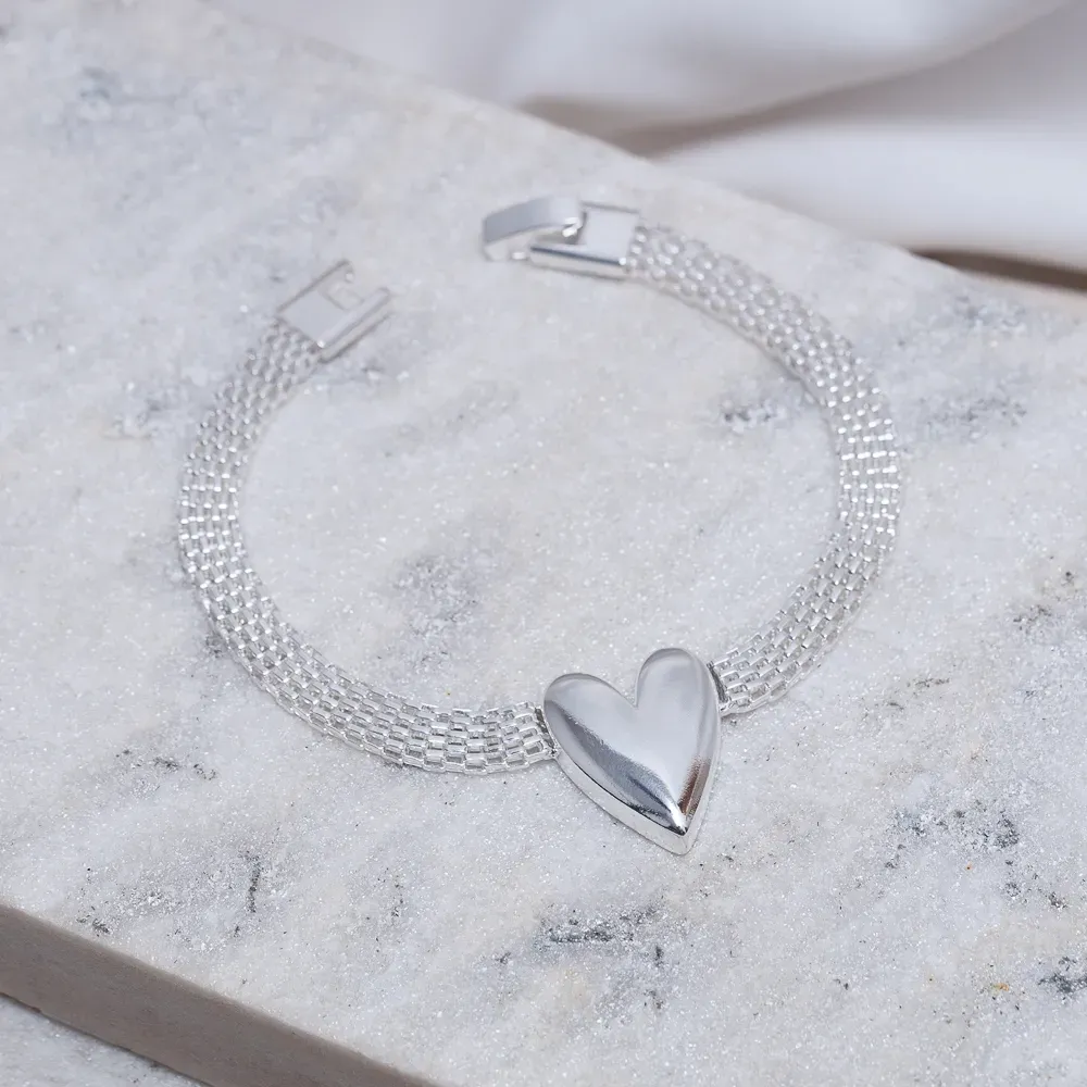 PULSEIRA OCA ACHATADA COM CORAÇÃO LISO BANHO PRATA
