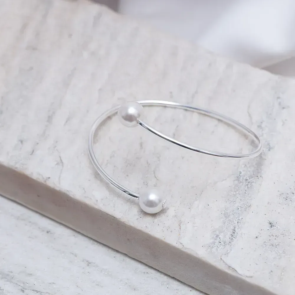 BRACELETE FINO COM PÉROLA BANHO PRATA