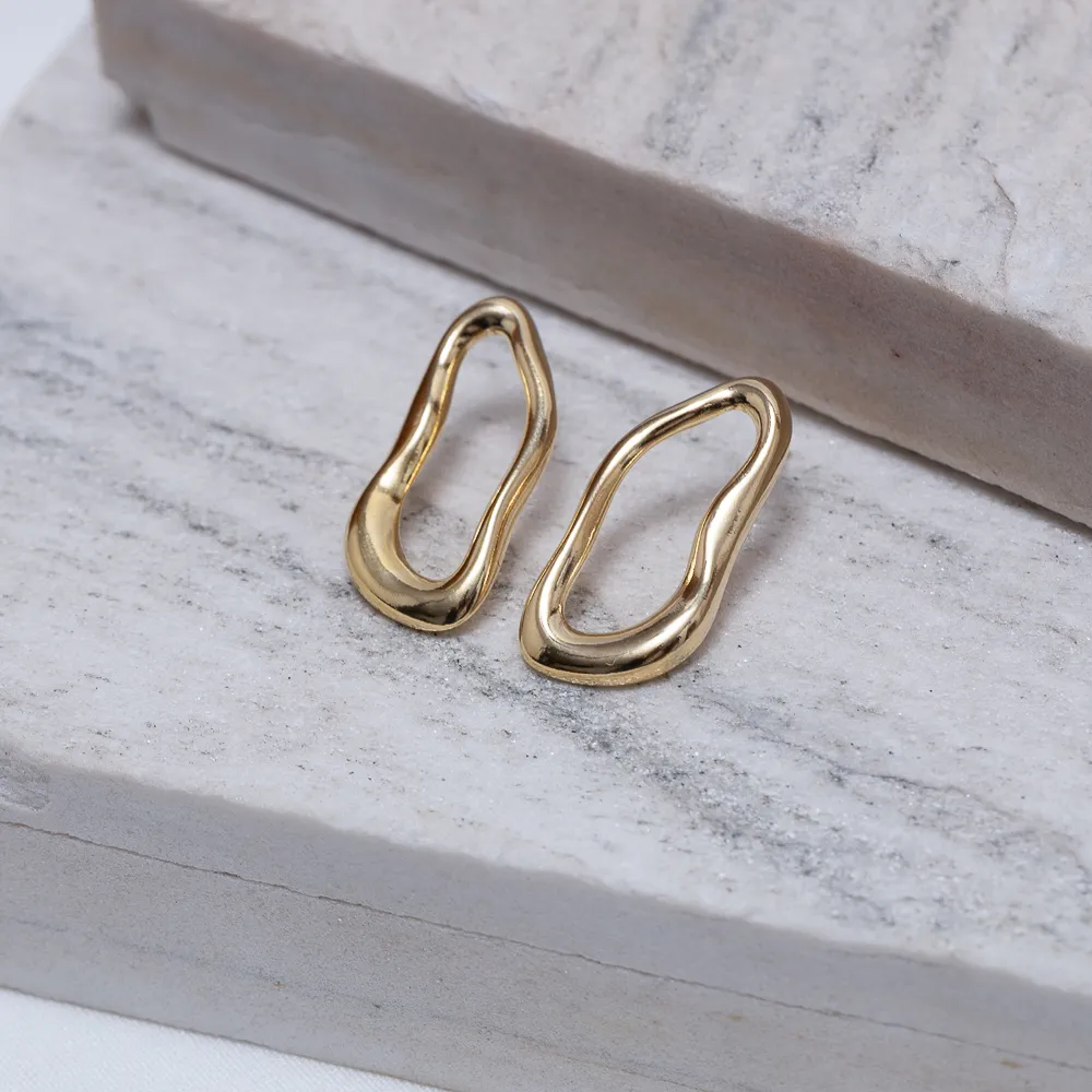 BRINCO ORGÂNICO VAZADO BANHO OURO 18K