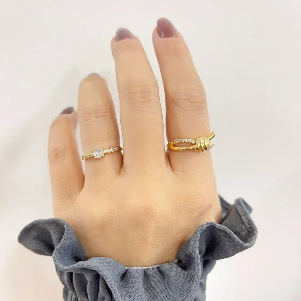 ANEL NÓ COM ZIRCÔNIAS CRISTAIS BANHO OURO 18K