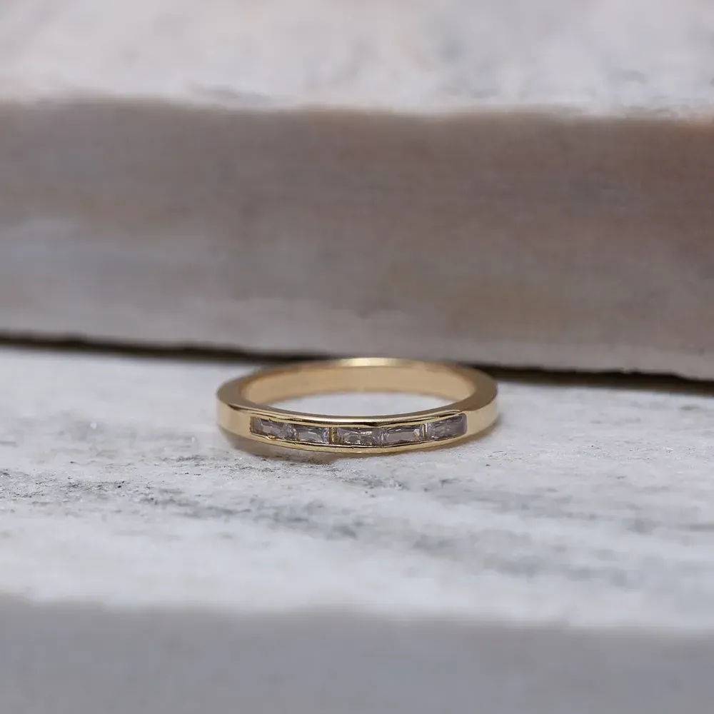 ANEL DELICADO COM ZIRCÔNIAS NAVETE BANHO OURO 18K