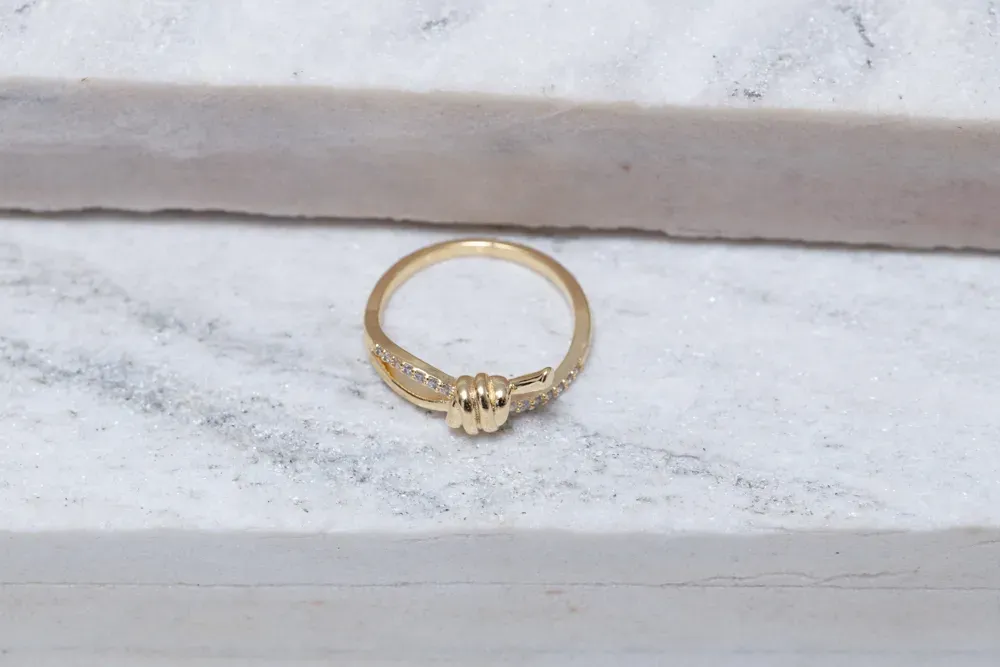 ANEL NÓ COM ZIRCÔNIAS CRISTAIS BANHO OURO 18K