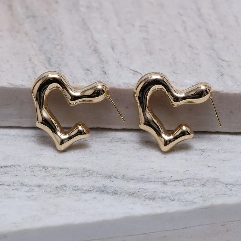 BRINCO ARGOLA CORAÇÃO ORGÂNICO BANHO OURO 18K