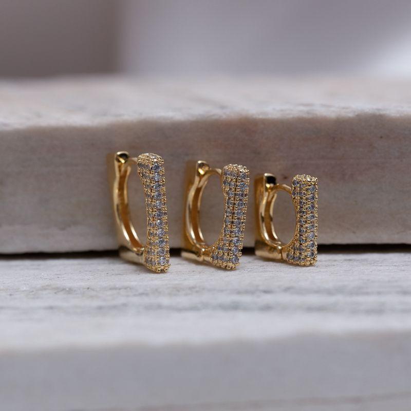 BRINCO ARGOLA M QUADRADA CRAVEJADA BANHO OURO 18K