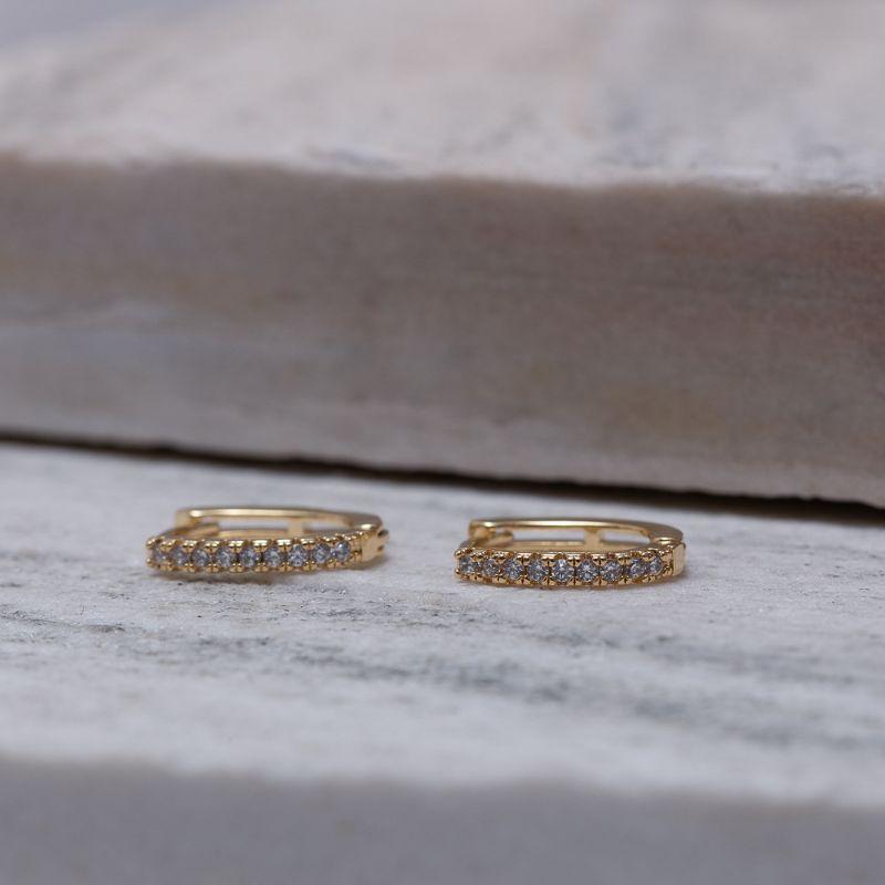 BRINCO ARGOLA OVAL FINA CRAVEJADA BANHO OURO 18K