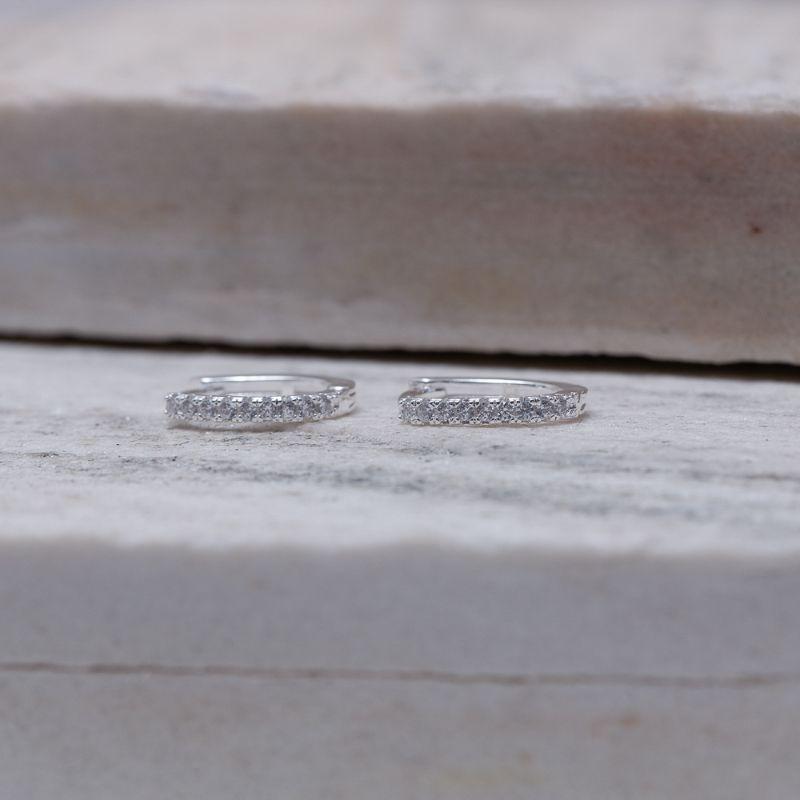 BRINCO ARGOLA OVAL FINA CRAVEJADA BANHO PRATA