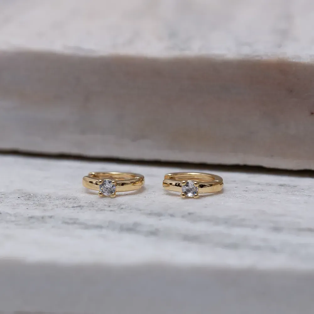 BRINCO ARGOLINHA COM PONTO DE LUZ BANHO OURO 18K