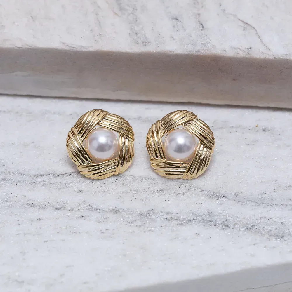 BRINCO BOTÃO TRABALHADO COM PÉROLA BANHO OURO 18K