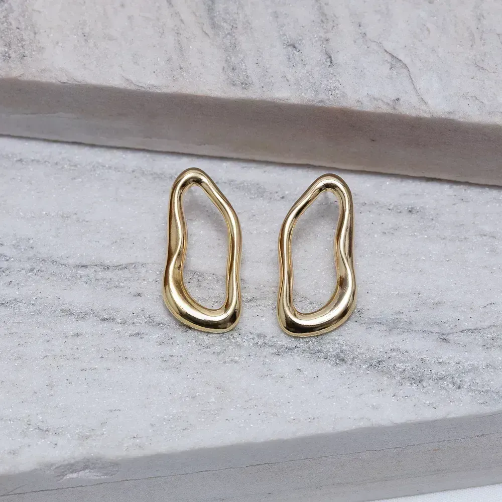 BRINCO ORGÂNICO VAZADO BANHO OURO 18K