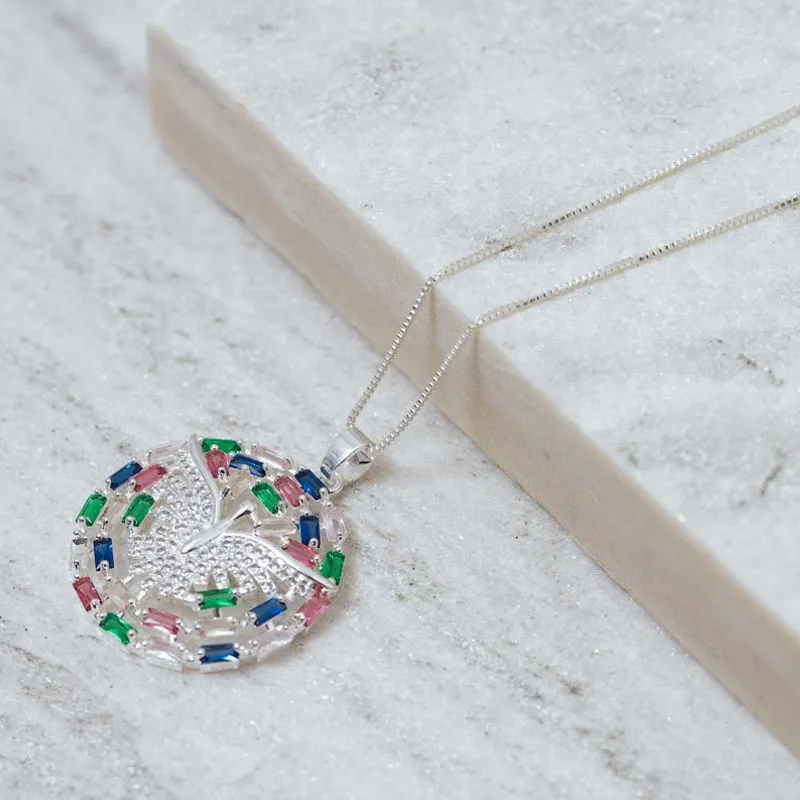COLAR ESPÍRITO SANTO CRAVEJADO COM ZIRCÔNIAS COLORIDAS BANHO PRATA