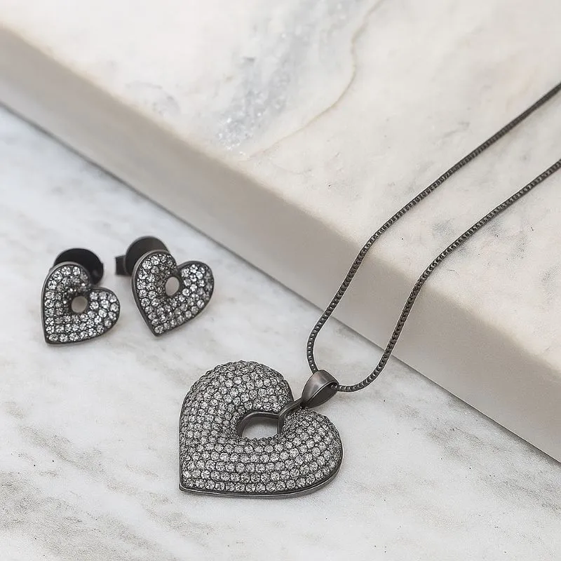 CONJUNTO CORAÇÃO CRAVEJADO COM ZIRCÔNIAS BANHO RÓDIO NEGRO