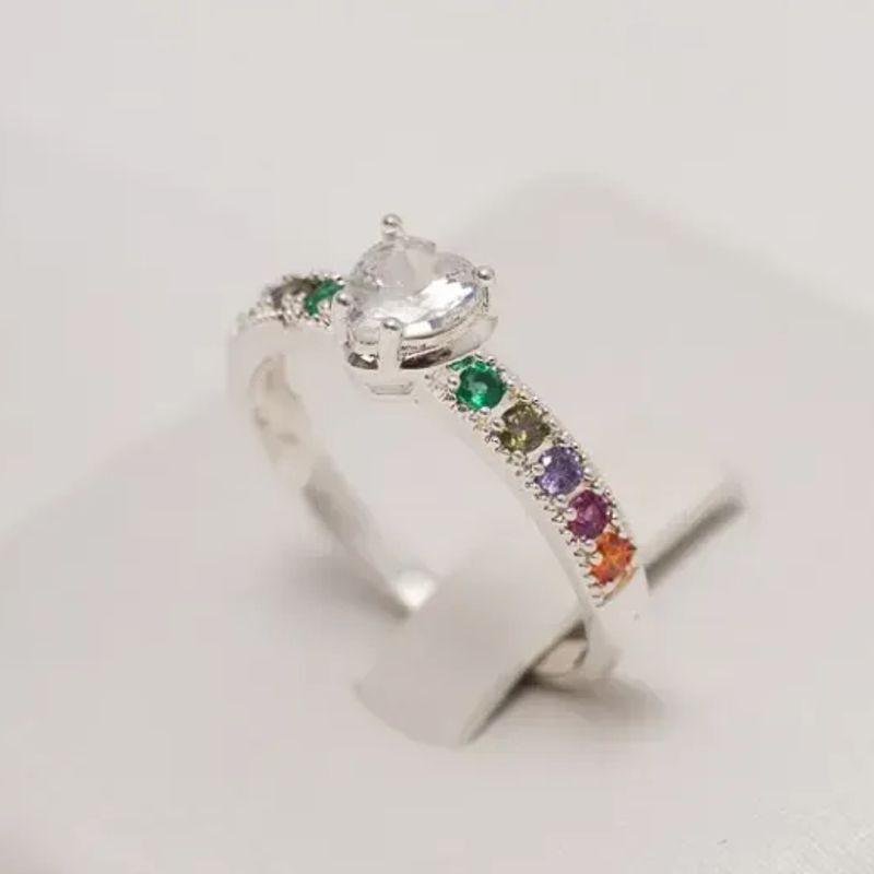ANEL CORAÇÃO CRISTAL CRAVEJADO COM ZIRCÔNIAS COLORIDAS BANHO PRATA