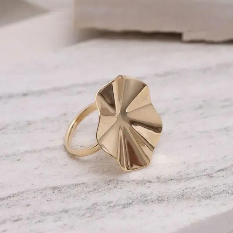ANEL ORGÂNICO AMASSADO GRANDE BANHO OURO 18K