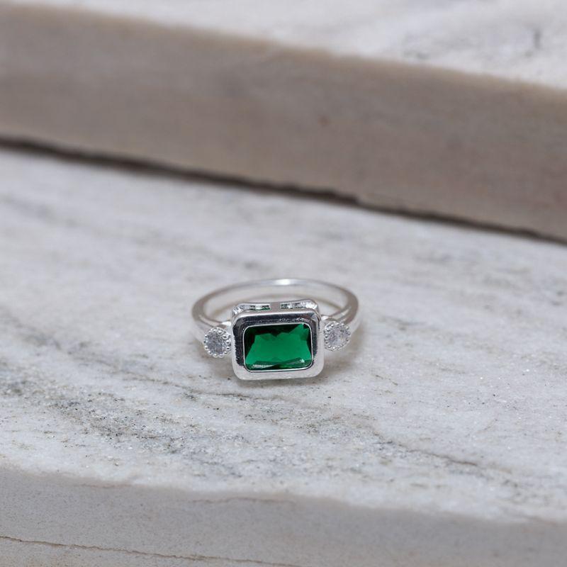 ANEL QUADRADO COM PEDRA VERDE ESMERALDA BANHO PRATA