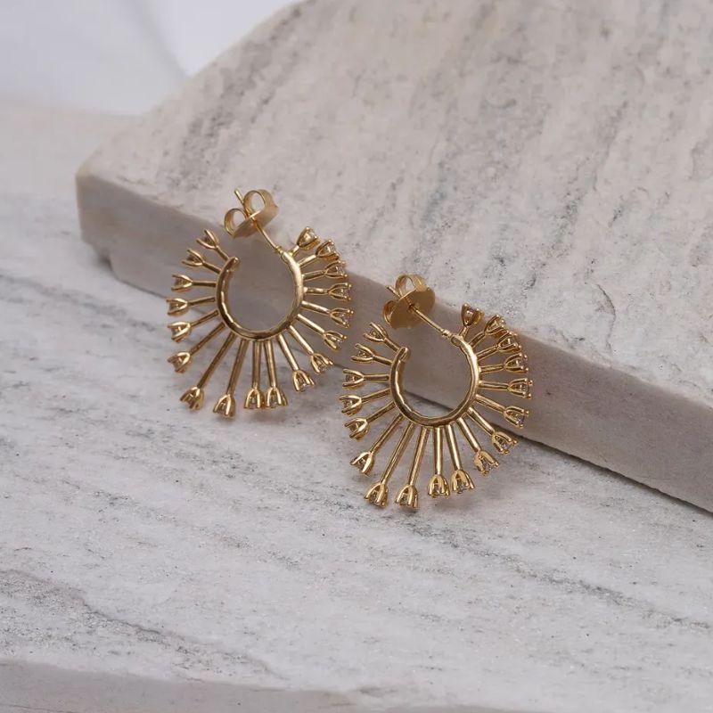 BRINCO ARGOLA ARAMADA COM PEDRAS ZIRCÔNIAS CRISTAIS BANHO OURO 18K