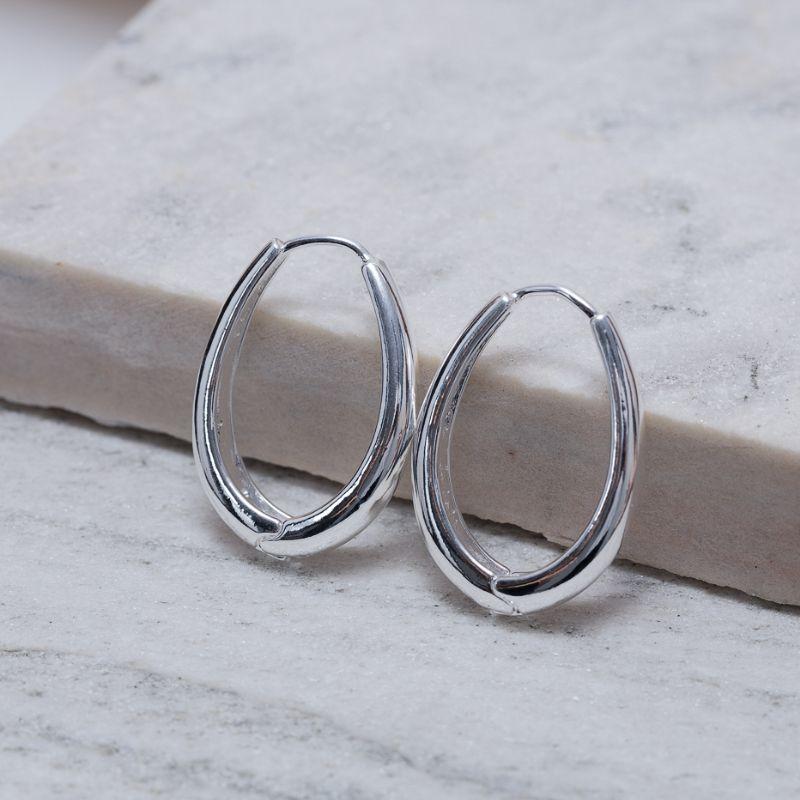 BRINCO ARGOLA OVAL GRANDE LISA BANHO PRATA