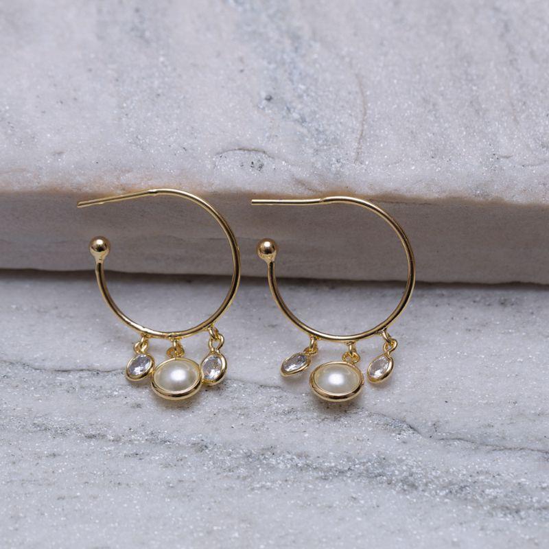 BRINCO ARGOLA P COM PÉROLA CRISTAIS BANHO OURO 18K