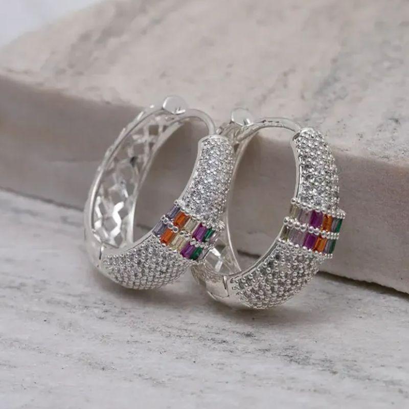 BRINCO ARGOLA COM ZIRCÔNIAS COLORIDAS GRANDE BANHO PRATA