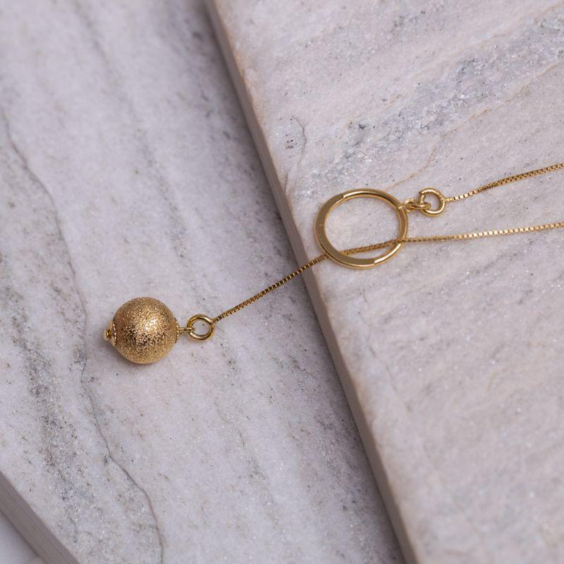 COLAR PÊNDULO COM ESFERA BANHO OURO 18K