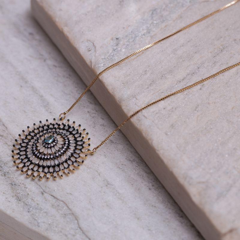 COLAR MANDALA COM ZIRCÔNIAS LEITOSAS BANHO OURO 18K