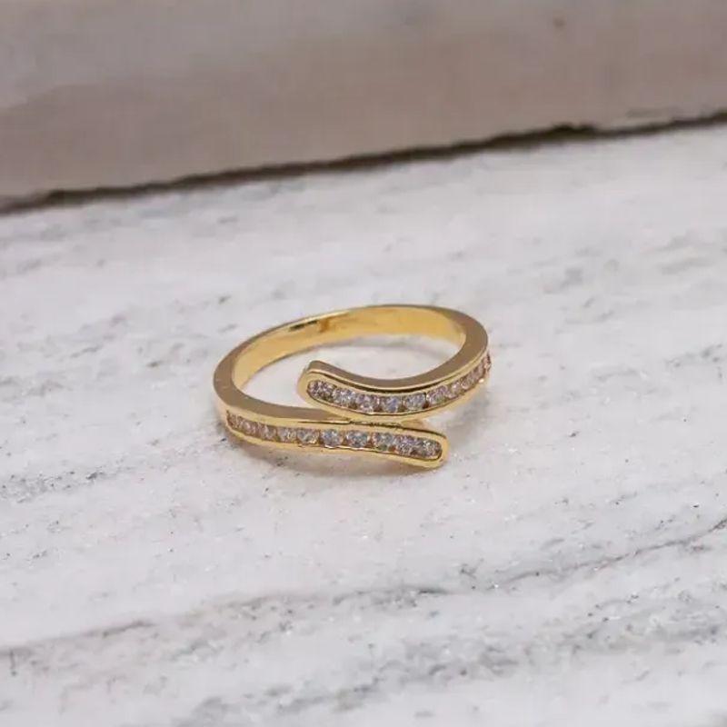 ANEL PRIMAVERA CRAVEJADO COM ZIRCÔNIAS CRISTAIS BANHO OURO 18K