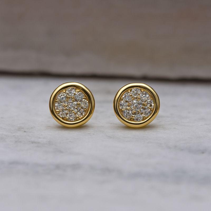 BRINCO REDONDO CRAVEJADO COM ZIRCÔNIAS CRISTAIS BANHO OURO 18K