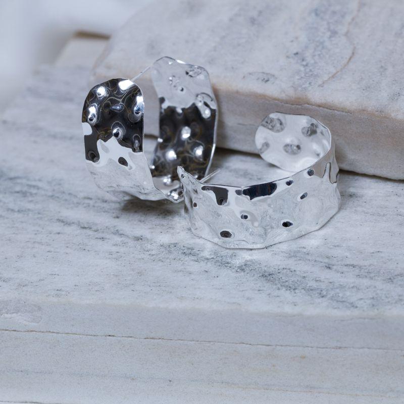 BRINCO ARGOLA MARTELADA BANHO PRATA