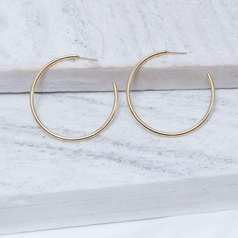 BRINCO ARGOLA MÉDIA GROSSA BANHO OURO 18K