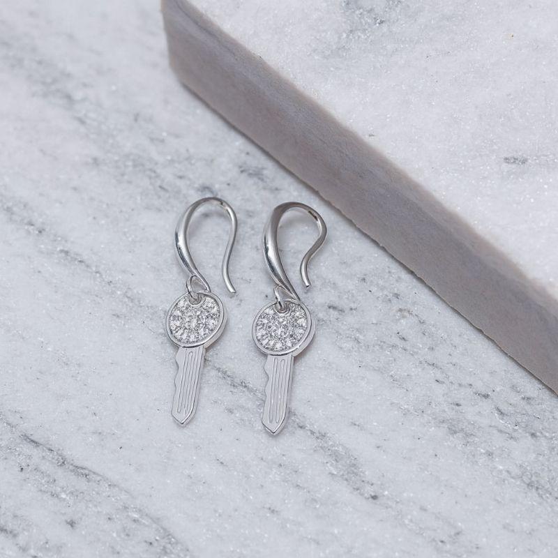 BRINCO ARGOLA PINGENTE CHAVE CRAVEJADA BANHO PRATA